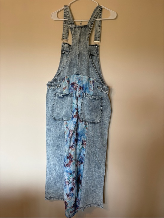 POL Acid Wash Denim Wide-Leg Overalls with Blue Floral Panel - Picture 8 of 9